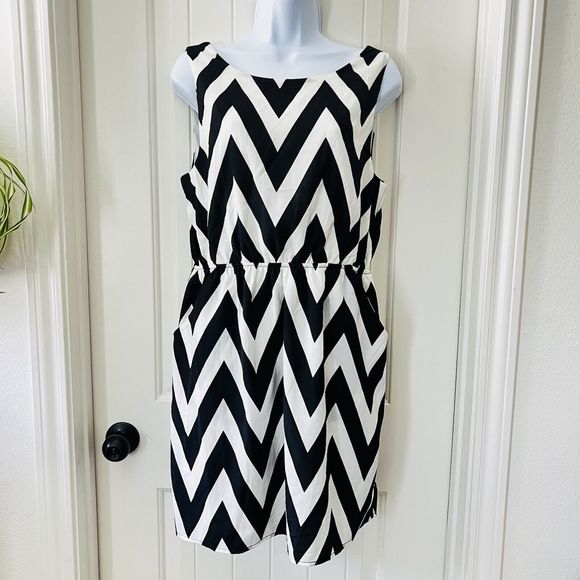 Everly Chevron Sleeveless Elastic Waist Black White Dress Large Lined Pockets - Picture 2 of 13